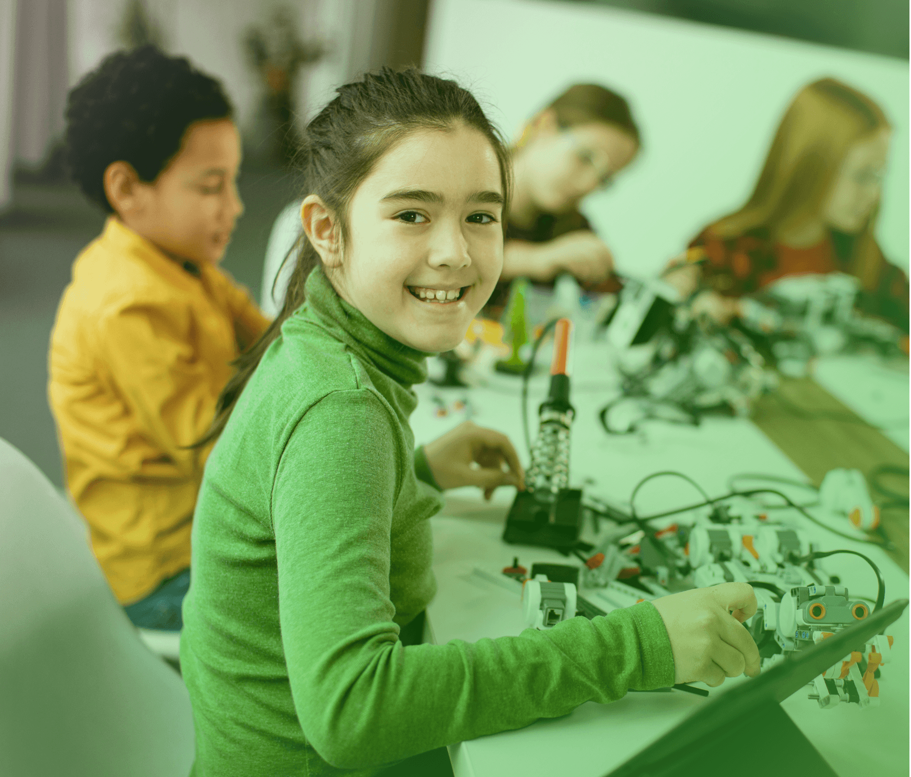 Crianças montando robôs